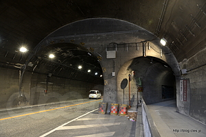 右の歩道部分が旧多比第二隧道 - 国道414号にある旧隧道（多比第二隧道）