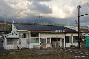 岳南江尾駅 駅舎 富士山方面 - 時代に取り残されたような駅「岳南江尾駅」