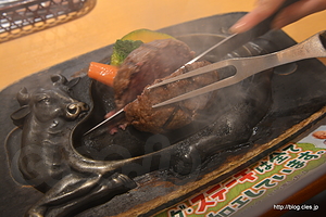 半分に切る - さわやかのげんこつハンバーグ