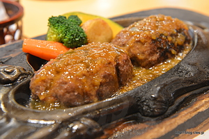 ソースをかけてできあがり - さわやかのげんこつハンバーグ