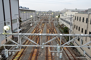 綾瀬検車区 - 歩道橋から綾瀬検車区を眺める