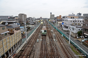 北綾瀬駅側 - 歩道橋から綾瀬検車区を眺める