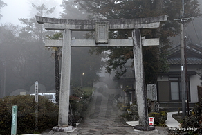鳥居 - 朝霧の宇奈岐日女神社にお参り