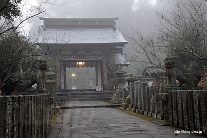 神門 - 朝霧の宇奈岐日女神社にお参り