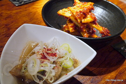 牛すじ煮込みと浅漬けキムチ - 炭火焼ホルモン ぐう 本店
