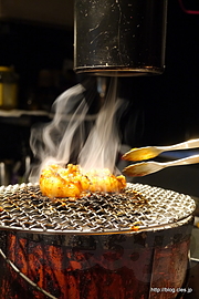 炭火でホルモンを焼く - 炭火焼ホルモン ぐう 本店