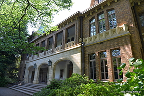 庭から - 駒場公園に建つ洋館（旧前田家本邸）
