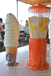 １０段ソフトクリーム - マルカンデパート名物！180円の箸で食べるソフトクリーム
