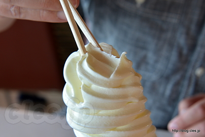 箸で食べる - マルカンデパート名物！180円の箸で食べるソフトクリーム