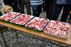 並んだイノシシ肉 - 第16回初夏の車載オフ in 根尾 昼食 BBQ in 松葉屋