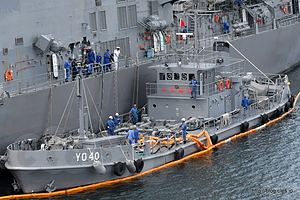 油船(YO-40)から給油を受ける DD-102 はるさめ - よこすかYYのりものフェスタ 2016 （海自横須賀地方総監部編）