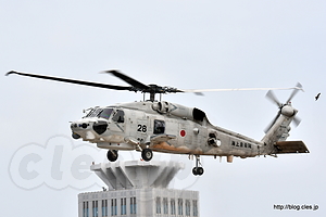 離陸する SH-60K（21-8428） - よこすかYYのりものフェスタ 2016 （海自横須賀地方総監部編）