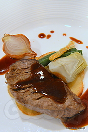 国産牛フィレ肉のポワレとポテトを貼り合わせたポムマキシム 仔牛のフォンと煮詰めた赤ワインのソース - ヒルトン東京お台場の披露宴メニュー