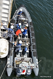 ゴムボート？ - 水産庁の漁業取締船（2016年海の日行事）