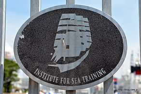 航海訓練所ロゴ Institute for Sea Training - 航海訓練所の練習帆船（2016年海の日行事）