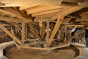 奈落にある回り舞台 - 今も現役の芝居小屋「康楽館」