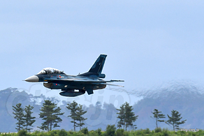 離陸する F-2B（33-8118） - 松島基地 復興感謝イベント 2016（F-2B 機動飛行編）