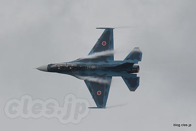 ヴェイパーを出す F-2B（33-8118） - 松島基地 復興感謝イベント 2016（F-2B 機動飛行編）