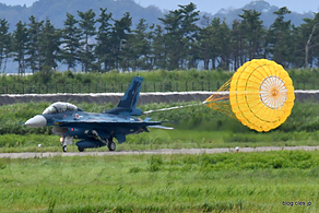 F-2B のドラッグシュート - 松島基地 復興感謝イベント 2016（F-2B 機動飛行編）