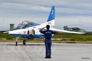 整備員の誘導に従う3番機（06-5787） - 松島基地 復興感謝イベント 2016（ブルーインパルス 着陸後編）
