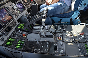 C-17 Globemaster III （HH 55148） のセンターパネル - C-17 Globemaster III のコックピットを見学