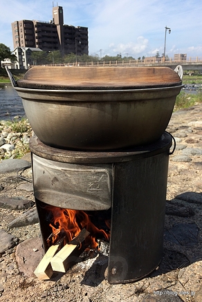 薪で焚く - 馬見ヶ崎川で芋煮会！