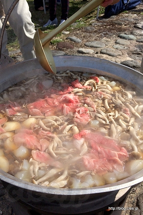 牛肉投入！ - 馬見ヶ崎川で芋煮会！