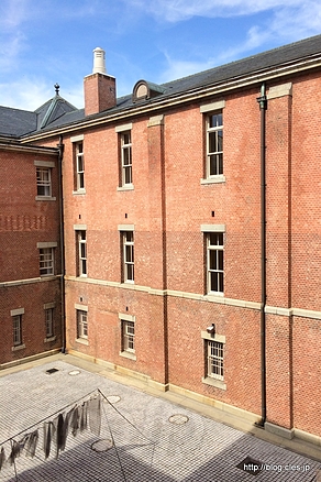 中庭 - 重厚な文翔館を見学