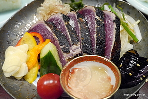 炭火焼鰹たたき（塩） - YUITO の祢保希で土佐料理