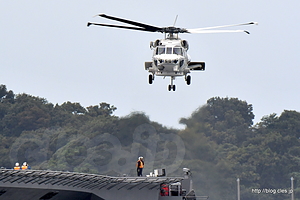 DDH-183 いずもに着艦する SH-60K（22-8450） - ヘリコプター搭載護衛艦「いずも」と SH-60K