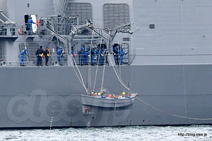 揚艇機で引き上げられる内火艇 - 出港するイージス艦「きりしま」
