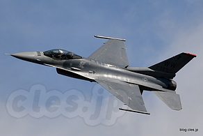 旋回する F-16（AF91-399） - 岐阜基地航空祭 米軍 F-16 アクロバット飛行前日予行