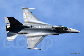 ヴェイパーをひく F-16（AF91-399） - 岐阜基地航空祭 米軍 F-16 アクロバット飛行前日予行
