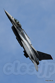 急上昇する F-16（AF91-399） - 岐阜基地航空祭 米軍 F-16 アクロバット飛行前日予行