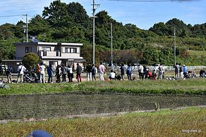 基地外に航空ファンが集結 - 岐阜基地航空祭 米軍 F-16 アクロバット飛行前日予行