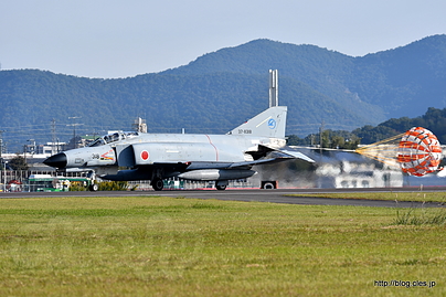 ドラッグシュートを広げた F-4（37-8318） - オープニング（2016 岐阜基地航空祭）