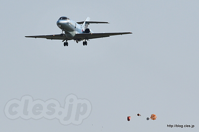 救援物資を投下する U-125A（52-3001） - 捜索救助展示（2016 岐阜基地航空祭）