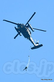 UH-60J（18-4576）からのパラシュート降下 - 捜索救助展示（2016 岐阜基地航空祭）