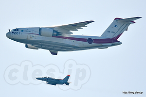 T-4（66-5603）と並んで飛ぶ XC-2（08-1201） - まさかのサプライズ！？XC-2 の試験飛行（2016 岐阜基地航空祭）