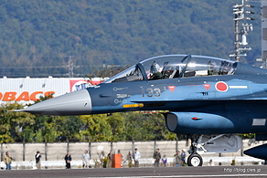 声援に応える F-2（83-8133） のパイロット - 飛行開発実験団の異機種小編隊（2016 岐阜基地航空祭）