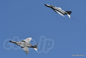 ブレイクする F-4（17-8301, 57-8357） - 飛行開発実験団の異機種小編隊（2016 岐阜基地航空祭）