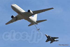 フライングブームの伸ばす KC-767（87-3602） と F-15（02-8914） - KC-767 航過機動（2016 岐阜基地航空祭）