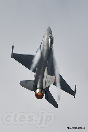 急上昇する F-16（AF92-893） - 三沢基地からやってきた米空軍 F-16 のアクロバット飛行（2016 岐阜基地航空祭）