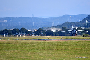 滑走路に並ぶ大編隊参加機体 - 飛行開発実験団の異機種大編隊（2016 岐阜基地航空祭）