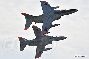 ブレイクする T-4（66-5602, 66-5603） - 飛行開発実験団の異機種大編隊（2016 岐阜基地航空祭）