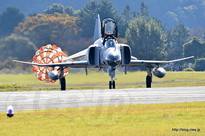 ドラッグシュートを引く F-4（37-8318） - 飛行開発実験団の異機種大編隊（2016 岐阜基地航空祭）