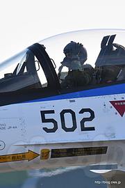 声援に応える F-2（63-8502）のパイロット - 飛行開発実験団の異機種大編隊（2016 岐阜基地航空祭）