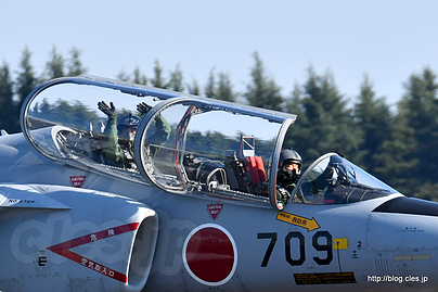声援に応えるT-4 （36-5709） - 入間航空祭 2016にいってきた（出発～CH-47J）
