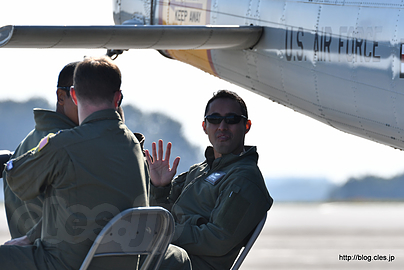 手を振る米軍隊員 - 入間航空祭 2016 の米軍