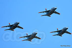 T-4 のダイヤモンド隊形 - T-4 の飛行展示に赤いドルフィン登場（入間航空祭 2016）